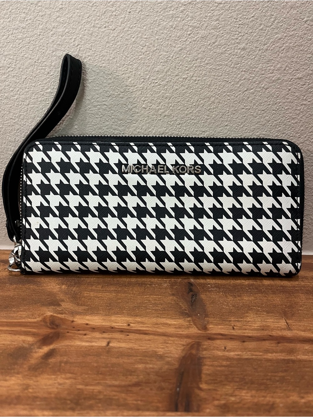 Michael Kors Black & White Houndstooth Zip-Around Wristlet
